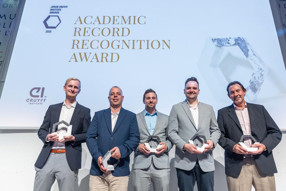 Afstuderen 2025 online programma’s: een nieuwe generatie leiders van het Johan Cruyff Institute treedt aan.