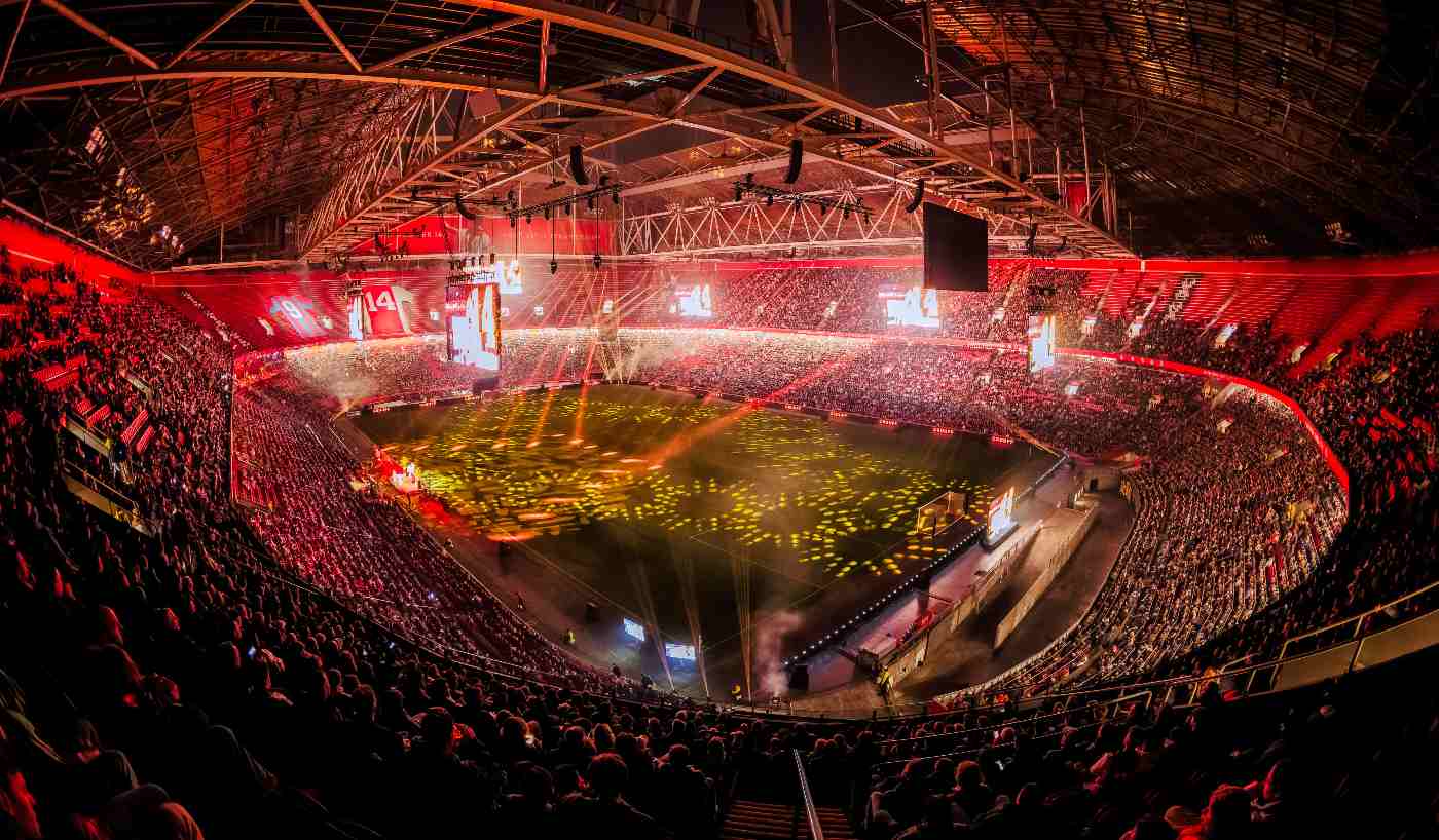 Cruyff Education bij de premiere van de docuserie Cruijff in een volle Johan Cruijff Arena.